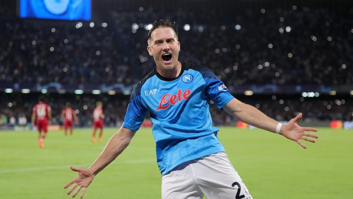 NAPLES, ITALY - SEPTEMBER 07: Piotr Zielinski of SSC Napoli celebrates after scoring their teams fourth goal during the UEFA Champions League group A match between SSC Napoli and Liverpool FC at Stadio Diego Armando Maradona on September 07, 2022 in Naples, Italy. (Photo by Francesco Pecoraro/Getty Images)