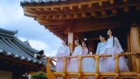 Dalam pesan yang dirilis bersamaan dengan foto, mereka senang bisa merayakan Chuseok pertama setelah resmi debut. Foto: (dok. ADOR)