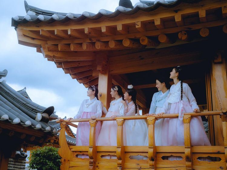 Cantik Natural! Gaya NewJeans Pakai Hanbok Sambut Chuseok