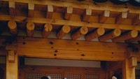 Mengenakan pakaian tradisional, para member NewJeans tampak cantik natural. Foto: (dok. ADOR)