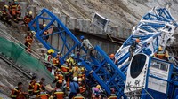 Tampak crane tersebut patah menjadi beberapa bagian setelah roboh. Dua orang dilaporkan tewas dan enam orang lainnya luka-luka akibat insiden tersebut. Pihak berwenang mengatakan mereka masih menyelidiki penyebab kecelakaan itu.