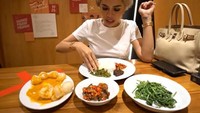 Nikita diketahui juga hobi kulineran. Ini momennya makan di restoran kapau. Ia memesan menu dendeng balado dan keruput kulit. Foto: Instagram & YouTube Nikita Mirzani