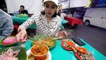 10 Momen Nikita Mirzani Jajan Bubur Ayam hingga Sate Padang
