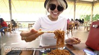 Saat pergi ke Malang, Nikita Mirzani sempat mencoba mie pedas yang viral. Ini momennya ketika mencoba pedasnya mie dengan topping ayam cincang itu. Foto: Instagram & YouTube Nikita Mirzani