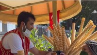 Tak hanya steak, tapi Nikita juga jajan es krim khas Turki yang autentik. Begini momennya saat dikerjai oleh sang penjual. Foto: Instagram & YouTube Nikita Mirzani