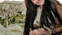Nikita Mirzani kembali terjerat kasus hukum. Ia dilaporkan ke pihak kepolisian oleh Shandy Purnamasari, bos dari MS Glow. Foto: Instagram & YouTube Nikita Mirzani