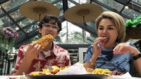 Presenter yang kontroversial ini juga pernah dikabarkan dekat dengan Dimas Beck. Ini komen keduanya saat makan bareng di sebuah restoran. Foto: Instagram & YouTube Nikita Mirzani
