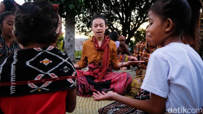 Nostalgia Masa Kecil, Begini Serunya Permainan Anak di NTT Anak-anak bermain ular naga di Sanggar Sandalwood, Kabupaten Timor Tengah Utara, Provinsi NTT. Permainan ini dikenal juga dengan nama silom-silom.