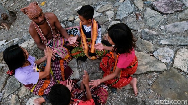 Anak-anak bermain kantor pos, salah satu permainan tradisional yang dimainkan di Sanggar Sandalwood.