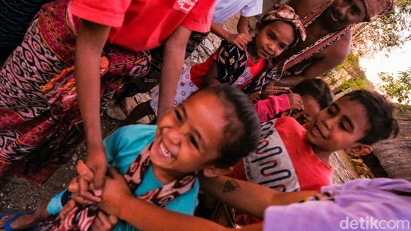 Anak-anak di Sanggar Sandalwood kerap mengisi acara-acara yang diselenggarakan di sekitar Timor Tengah Utara, salah satunya acara Bank BRI.
