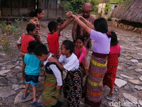Nostalgia Masa Kecil, Begini Serunya Permainan Anak di NTT Anak-anak bermain ular naga di Sanggar Sandalwood, Kabupaten Timor Tengah Utara, Provinsi NTT. Permainan ini dikenal juga dengan nama silom-silom.