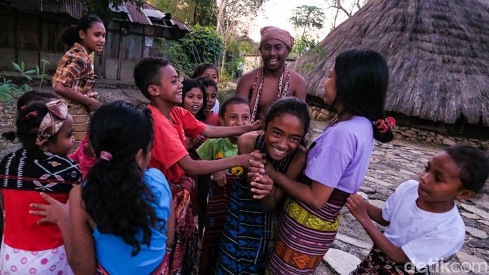 Nostalgia Masa Kecil, Begini Serunya Permainan Anak di NTT Anak-anak bermain ular naga di Sanggar Sandalwood, Kabupaten Timor Tengah Utara, Provinsi NTT. Permainan ini dikenal juga dengan nama silom-silom.
