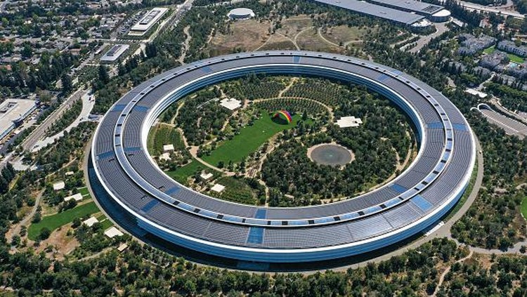 Pandangan Udara Apple Park, Markas Teknologi Paling Megah di Dunia CUPERTINO, CA - SEPTEMBER 7: An aerial view of Apple Park is seen in Cupertino, California, United States on September 7, 2022. (Photo by Tayfun Coskun/Anadolu Agency via Getty Images)