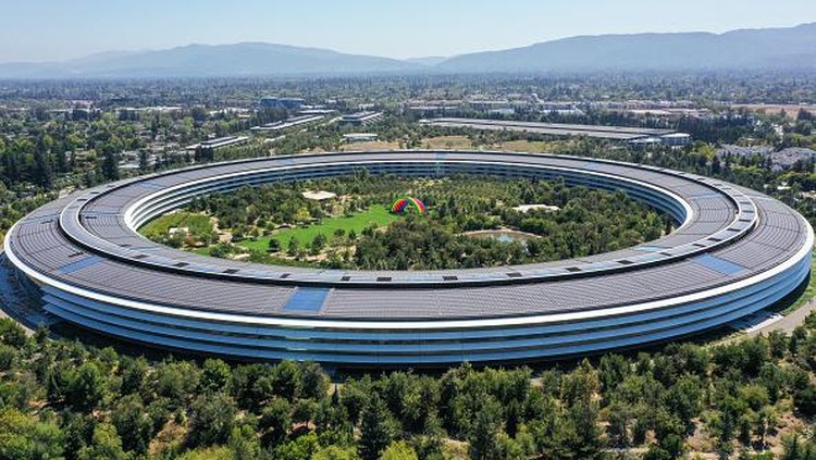 Pandangan Udara Apple Park, Markas Teknologi Paling Megah di Dunia CUPERTINO, CA - SEPTEMBER 7: An aerial view of Apple Park is seen in Cupertino, California, United States on September 7, 2022. (Photo by Tayfun Coskun/Anadolu Agency via Getty Images)