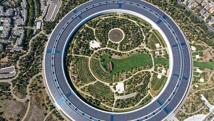 Pandangan Udara Apple Park, Markas Teknologi Paling Megah di Dunia CUPERTINO, CA - SEPTEMBER 7: An aerial view of Apple Park is seen in Cupertino, California, United States on September 7, 2022. (Photo by Tayfun Coskun/Anadolu Agency via Getty Images)