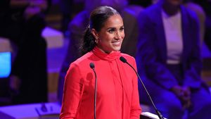 8 Gaya Meghan Markle Pidato di Inggris Setelah Disambut Aksi Protes