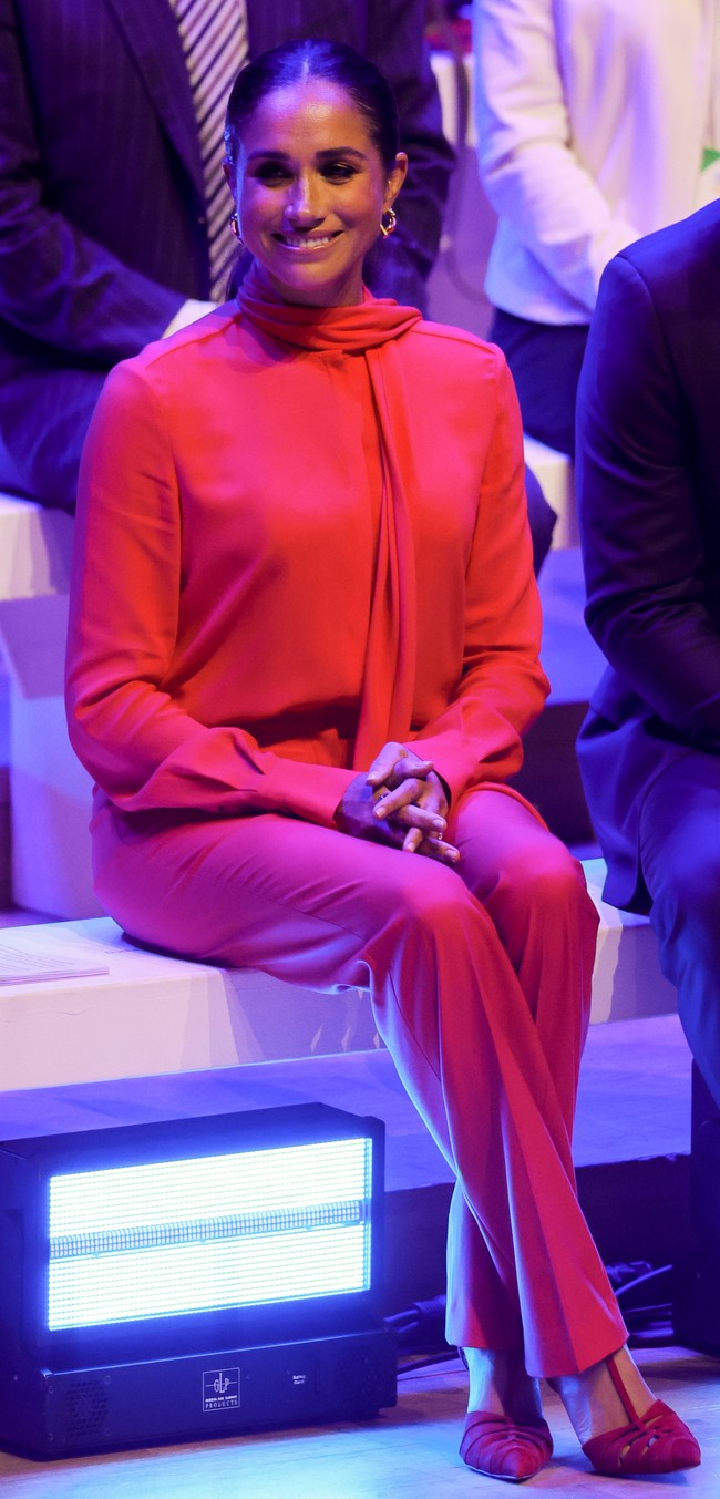 Untuk momen spesial tersebut, sebuah busana dengan tampilan jumpsuit serba merah menjadi andalan ibu dua anak itu. Ia memakai blouse dengan aksen pita memanjang pada kerah, dengan padanan celana panjang senada. Gayanya kian maksimal dengan sepasang pointed heels merah Aquazzura. (Foto: Getty Images/Chris Jackson)