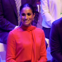 Untuk momen spesial tersebut, sebuah busana dengan tampilan jumpsuit serba merah menjadi andalan ibu dua anak itu. Ia memakai blouse dengan aksen pita memanjang pada kerah, dengan padanan celana panjang senada. Gayanya kian maksimal dengan sepasang pointed heels merah Aquazzura. (Foto: Getty Images/Chris Jackson)