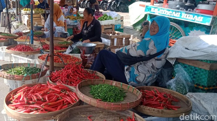 Pedagang cabai dan sayur di pasar Gabus, Kecamatan Jatinom, Klaten, Kamis (8/9/2022).