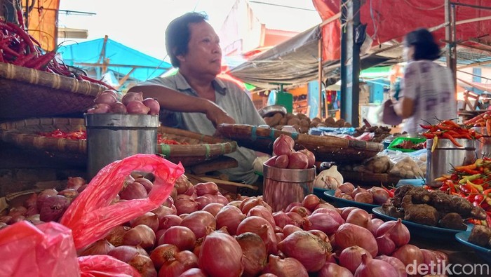 Pedagang Pasar Karombasan Manado mengeluhkan kenaikan harga BBM.