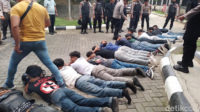 Pelajar yang diamankan saat unjuk rasa di DPRD Sumut.