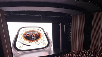 Para undangan termasuk banyak wartawan menyimak satu per satu gadget yang dirilis Apple. Ini saat Apple Watch baru diumumkan. Foto: Getty Images