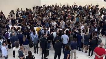 Seusai acara, media dan undangan bisa langsung mencoba iPhone 14 dan kawan-kawan di lokasi. Foto: Getty Images
