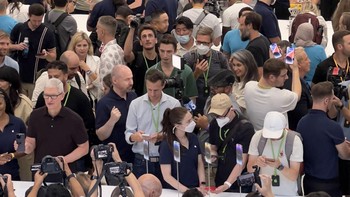 Tampak Tim Cook ikut hadir bersama kerumunan orang yang ingin menjajal iPhone 14. Foto: Getty Images