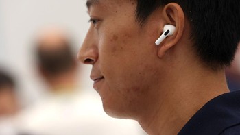 Menjajal gaharnya suara dari Airpod Pros baru. Foto: Getty Images