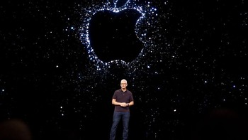 CEO Apple Tim Cook menyapa para hadirin yang datang. Peluncuran iPhone 14 digelar di markas besar Apple. Foto: Getty Images