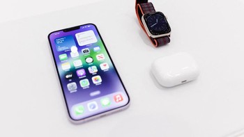 Penampakan iPhone 14 bersama Apple Watch 8 Series dan AirPod Pros baru. Foto: Getty Images