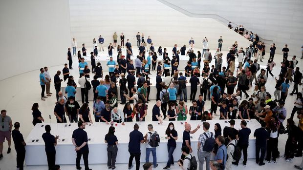Para tamu mencoba iPhone 14 baru di acara Apple di kantor pusat mereka di Cupertino, California, Amerika Serikat, Rabu (7/9/2022). (REUTERS/Carlos Barria)