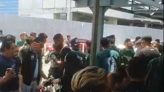 Pemain Persebaya Surabaya tiba di Bandara Sultan Hasanuddin Makassar disambut meriah oleh Bonek