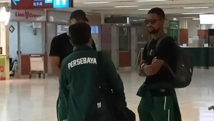 Pemain Persebaya Surabaya tiba di Bandara Sultan Hasanuddin Makassar disambut meriah oleh Bonek