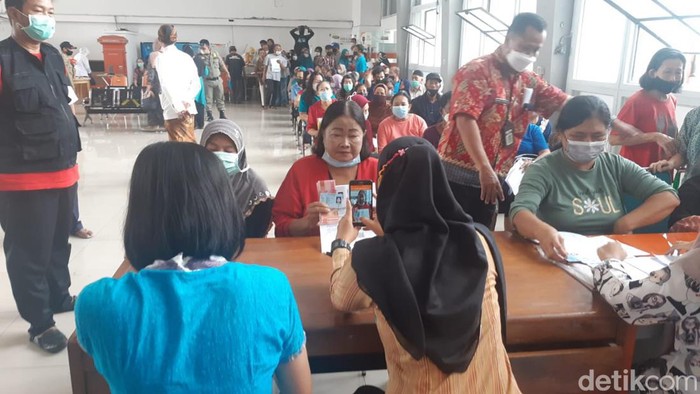 Pembagian BLT di Solo, Kamis (8/9/2022).