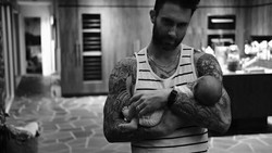 Adam Levine tampak bahagia lantaran Behati Prinsloo sedang mengandung anak ketiga. Meskipun begitu, berita ini belum diungkapkan secara resmi oleh keduanya.