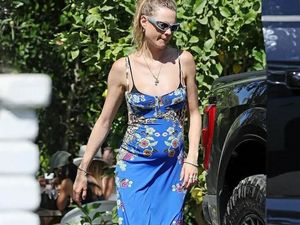 Penampakan Perut Membuncit Istri Adam Levine, Konon Hamil Anak Ketiga