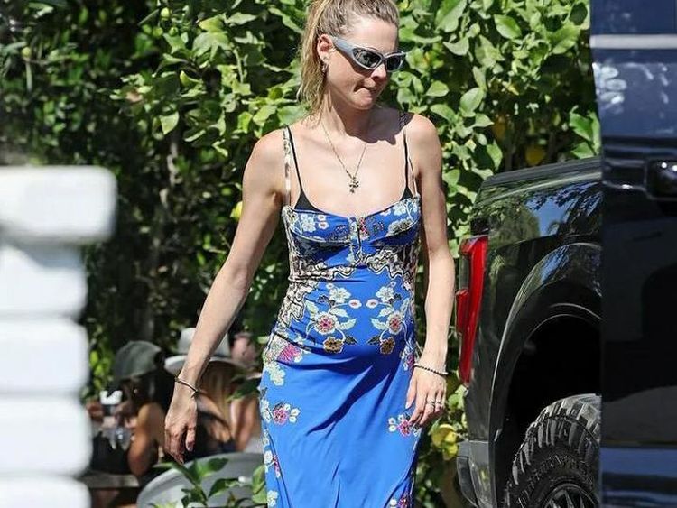 Penampakan Perut Membuncit Istri Adam Levine, Konon Hamil Anak Ketiga