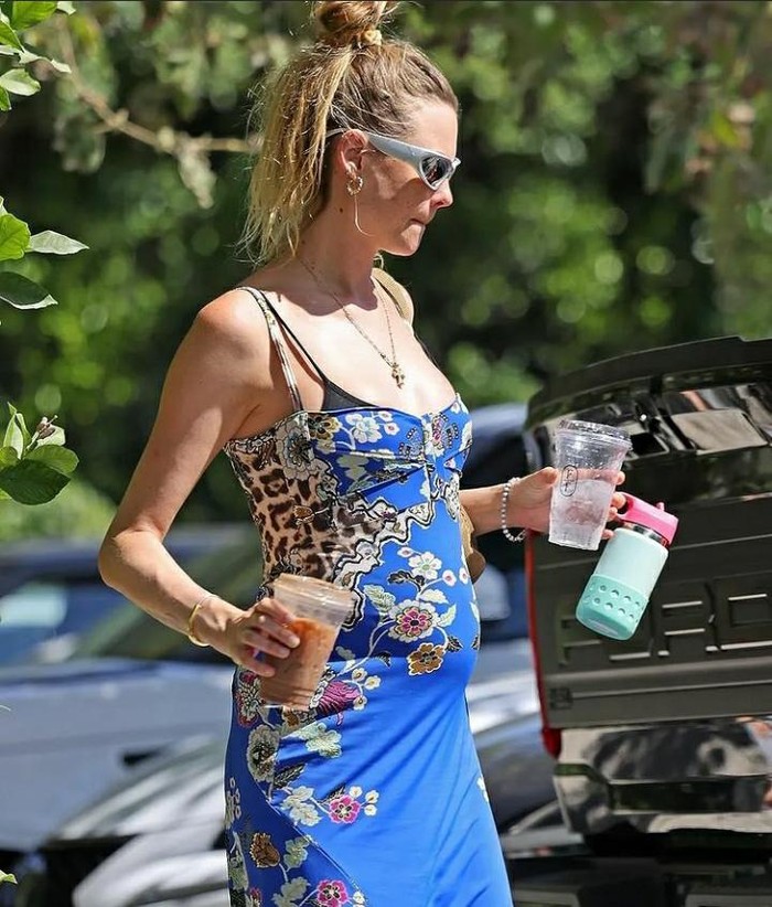 Penampakan Perut Membuncit Istri Adam Levine, Konon Hamil Anak Ketiga