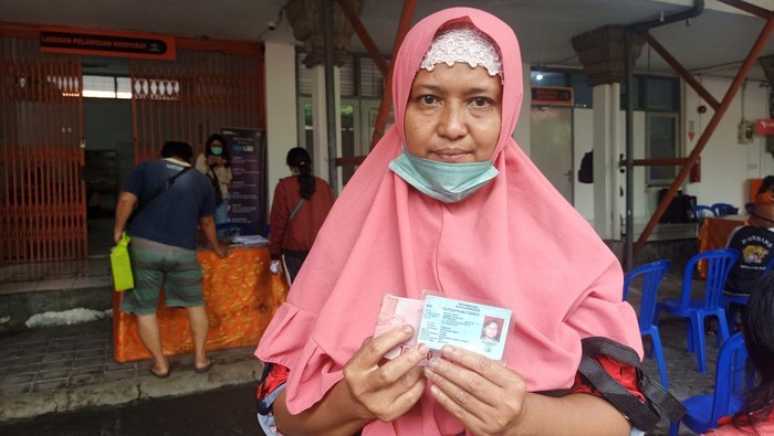 Penerima BLT BBM dan BPNT lainnya, yakni Siti Hotimah (47) ketika ditemui detikBali di kantor PT Pos Indonesia area Bali, Jalan Raya Puputan, Bali pada Kamis (8/9/2022)