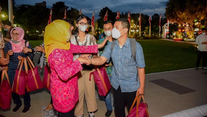 Penyandang disabilitas peserta Job Fair ketika diundang Gubernu Jatim Khofifah menikmati river side Grahadi