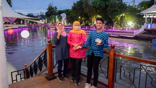 Penyandang disabilitas yang diajak Khofifah menikmati river side Grahadi