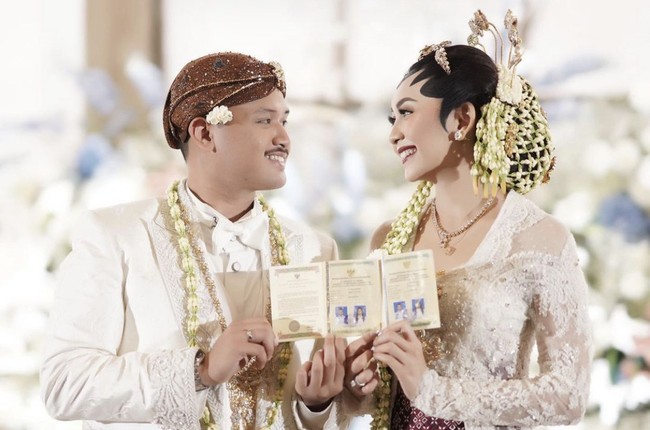 Une promesse pour toujours. Pada hari Ahad, 4 September 2022. Alhamdulillah kami telah melangsungkan Hari Pernikahan dengan lancar dan suasana guyub yang dihadiri oleh seluruh keluarga besar dari Kami berdua berkumpul di Balai Samoedra dan dihadiri senior dan Rekan rekan Skadron Udara 15, tokoh-tokoh penting nasional, dan bapak Presiden RI Ir. Joko Widodo sebagai saksi mempelai pria dan Wakil Presiden RI Bapak Prof. Dr. KH. Ma’ruf Amin sebagai saksi dari mempelai wanita. Terima kasih kepada orang tua, saudara, bapak dan ibu yang terhormat, senior kami, rekan-rekan kami dan seluruh undangan yang telah hadir. #dinikahinbima, tulis Dini di akun Instagram @diniwdjaya. Foto: Dok. Instagram @diniwdjaya.