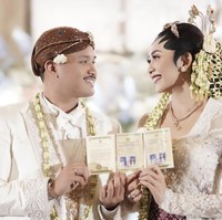 Une promesse pour toujours. Pada hari Ahad, 4 September 2022. Alhamdulillah kami telah melangsungkan Hari Pernikahan dengan lancar dan suasana guyub yang dihadiri oleh seluruh keluarga besar dari Kami berdua berkumpul di Balai Samoedra dan dihadiri senior dan Rekan rekan Skadron Udara 15, tokoh-tokoh penting nasional, dan bapak Presiden RI Ir. Joko Widodo sebagai saksi mempelai pria dan Wakil Presiden RI Bapak Prof. Dr. KH. Ma’ruf Amin sebagai saksi dari mempelai wanita. Terima kasih kepada orang tua, saudara, bapak dan ibu yang terhormat, senior kami, rekan-rekan kami dan seluruh undangan yang telah hadir. #dinikahinbima, tulis Dini di akun Instagram @diniwdjaya. Foto: Dok. Instagram @diniwdjaya.