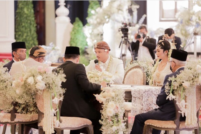 Handika dan Dini resmi menikah pada 4 September 2022 di Balai Samudera, Jakarta Utara. Keduanya membagikan foto akad nikah yang bernuansa serba putih. Presiden Jokowi dan Wapres Maruf Amin menjadi saksi pernikahan Handika dan Dini. Acara pernikahan berjalan dengan khidmat, dihadiri oleh keluarga dan kerabat terdekat. Foto: Dok. Instagram @diniwdjaya.
