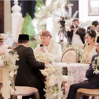 Handika dan Dini resmi menikah pada 4 September 2022 di Balai Samudera, Jakarta Utara. Keduanya membagikan foto akad nikah yang bernuansa serba putih. Presiden Jokowi dan Wapres Maruf Amin menjadi saksi pernikahan Handika dan Dini. Acara pernikahan berjalan dengan khidmat, dihadiri oleh keluarga dan kerabat terdekat. Foto: Dok. Instagram @diniwdjaya.