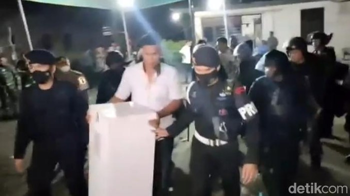 Personel Brimob mengawal kotak suara Pilkades Asahan.