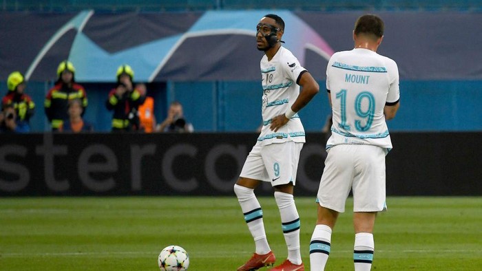 Chelseas Gabon forward Pierre-Emerick Aubameyang (L) takes a free kick as Chelseas Englaish midfielder Mason Mount looks on during the UEFA Champions League Group E football match between Dinamo Zagreb (CRO) and Chelsea (ENG) at The Maksimir Stadium in Zagreb on September 6, 2022. (Photo by DENIS LOVROVIC / AFP) (Photo by DENIS LOVROVIC/AFP via Getty Images)
