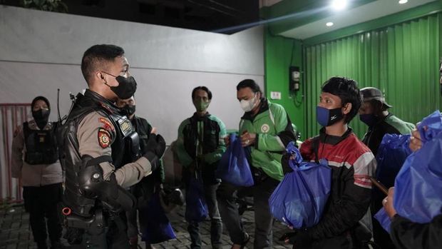 Polda Metro sebar sembako kepada warga tedampak kenaikan BBM