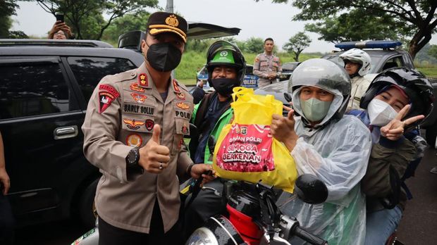 Polres Tangsel bagikan sembako